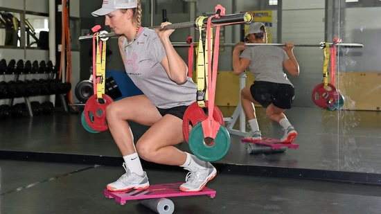 Ladina Jenny schwitzt im Fitnesscenter für den Erfolg auf Schnee. 