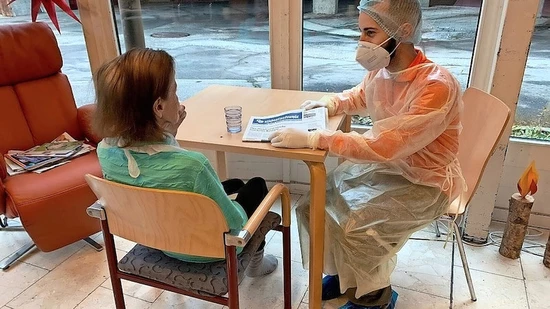 Unterstützung für das Pflegepersonal: Zivilschützer helfen im durch Covid-19 stark betroffenen Alterszentrum Schwanden aus.