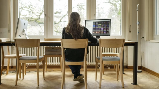 Arbeiten im Wohnzimmer: Für viele Bündnerinnen und Bündner sieht so oder ähnlich derzeit der Arbeitsalltag aus.  
