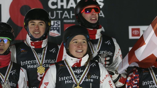 Noé Roth, Carol Bouvard und Nicolas Gygax (von links nach rechts) strahlten in Deer Valley als Weltmeister im Teamevent vom Podest
