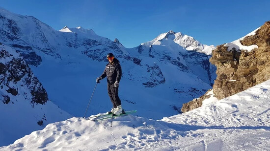 Sandro Viletta zeigt im Video der Oberengadiner Bergbahnen verschiedene Lockerungsübungen.