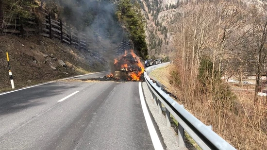 Der brennende Anhänger auf der Italienischen Strasse zwischen Unterrealta und Rhäzüns.