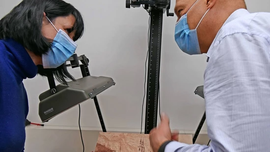 Das Landesarchiv des Kantons Glarus geht ins Internet: Im Digi Lab arbeiten Andrea Rennie und Fritz Rigendinger intensiv an der Digitalisierung des Bildmaterials. Hier bearbeiten sie historische Fotos der Glarner Landsgemeinde.