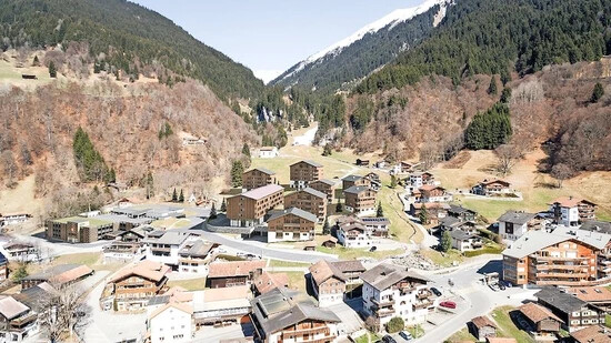 Die Profilstangen werden wieder aufgestellt: Der Baustart für das Klosterser Feriendorf «Ober Ganda» wird um ein Jahr auf 2022 verschoben.