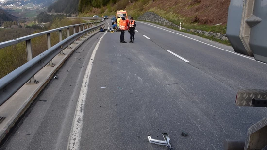 Der Töfffahrer wurde beim Unfall verletzt, die Kantonspolizei sucht Zeugen.