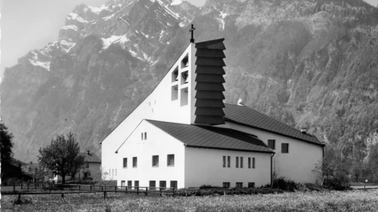 Das Dach der Marienkirche in Mollis wird saniert. Ein Teil wird dabei mit einer Solaranlage ausgerüstet.