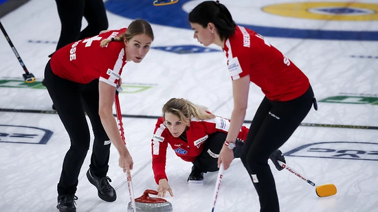 Melanie Barbezat (links) und Esther Neuenschwander begleiten einen Stein von Silvana Tirinzoni