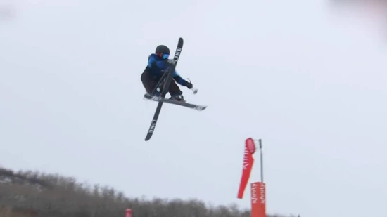 Kim Gubser, Freeskier aus Davos, im Portrait (TV SÜDOSTSCHWEIZ/JAN ZÜRCHER)