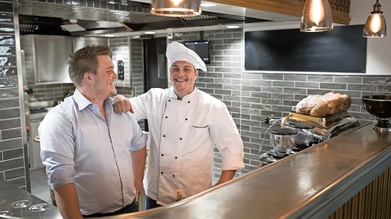 Die künftigen Hauptakteure: David (links) und Benjamin Minder werden im Hotel-Restaurant «Schwert» die Kochlöffel schwingen.