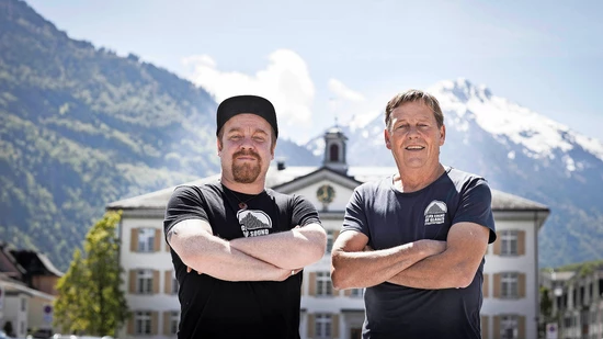 Freuen sich riesig: Die Organisatoren Martin Huber (links) und Jonny Tinner haben nicht daran geglaubt, dass das Sound of Glarus in diesem August stattfinden kann.