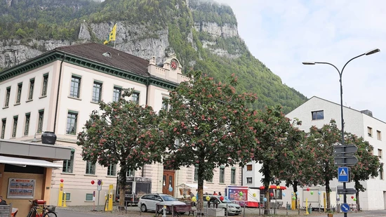 An bester Lage: Mitten im Zentrum von Näfels können Marktfahrerinnen und -fahrer im Rahmen der Aktion «Treffpunkt Näfels» ihre Food-Stände gratis betreiben.
