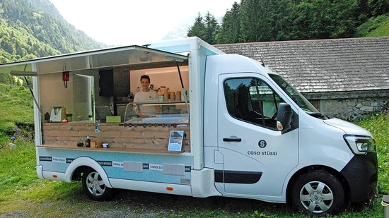 Funktioniert vollkommen unabhängig: Das Glacé-Mobil der Firma Casa Stüssi benötigt für den Betrieb weder einen Strom- noch einen Wasseranschluss. 