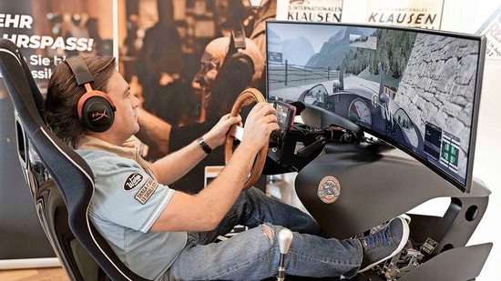 Voll fokussiert: Um den Auto Union Typ C sicher bis nach oben zu steuern, braucht es Finger- und Zehenspitzengefühl.