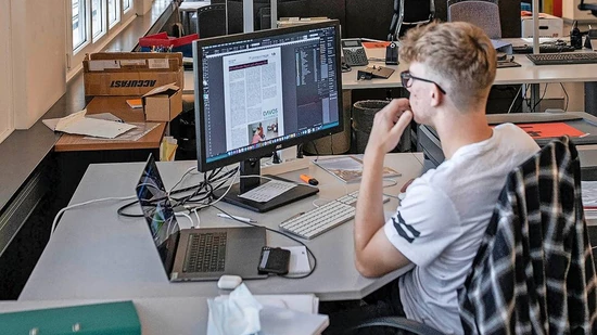 Neu findet man die Redaktion ennet der Linthbrücke in Ennenda. Dort zieht sie zusammen mit den anderen Glarner Unternehmensteilen der Somedia ins Bürogebäude der Tridonic in der oberen Allmeind.