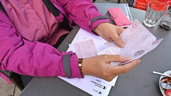 Ein Scherbenhaufen: Rosmarie* zeigt die Einzahlungsscheine und Bankdokumente, mit denen sie ein Vermögen überwiesen hat.