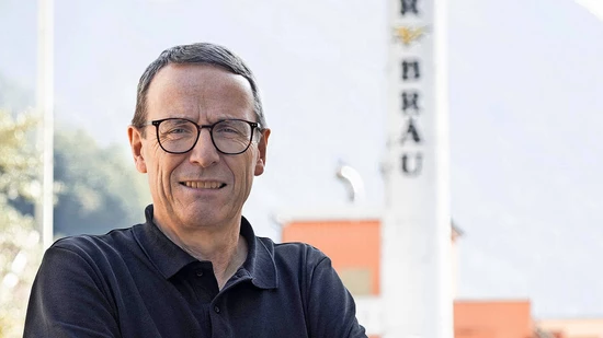 «Das reut uns»: Adler-Geschäftsleiter Roland Oeschger hängt an seinem Kamin.