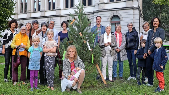 Für die Umwelt: Die Soroptimistinnen aus dem Glarnerland pflanzen den Baum, neben dem der Glarner Gemeindepräsident Christian Marti steht.