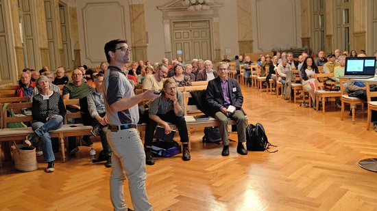 Grosses Interesse an CO2-neutraler Energie: Tobias Zweifel zeigt vor rund 100 Interessierten auf, dass auch der Wärmeverbund eine Alternative zur fossilen Heizung ist. 