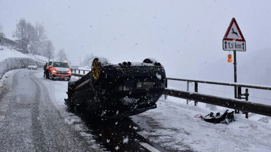 In Küblis kam ein Auto auf dem Dach zum Stillstand.