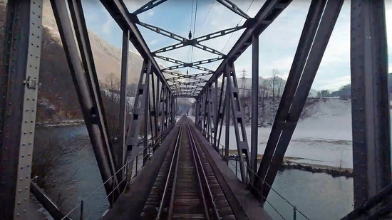 Nicht alltäglicher Blick: Die Videokamera zeigt die Sicht des Lokführers auf die Linth und die Mühlefuhr-Brücke der SBB zwischen Ennenda und Mitlödi.