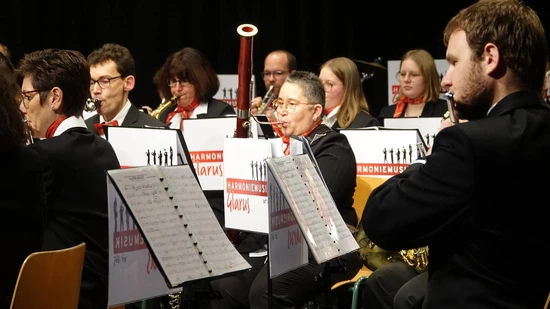 Das Schönste für die Musikerinnen und Musiker: Nach einem Jahr Zwangspause findet das Hauptkonzert der Harmoniemusik Glarus wieder statt. Das Konzert entführt die Zuhörerinnen und Zuhörer in die Welt der Filmmusik und beschert Gänsehautmomente. 
