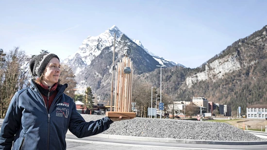 Künstlerin und Werk: Noch muss man mit der Perspektive spielen, um Jacky Orlers Fridolinsskulptur auf dem Zubringerkreisel zu sehen.