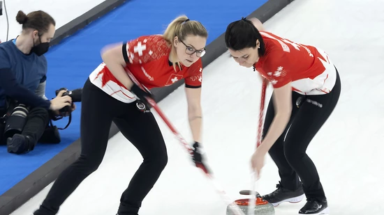 Konzentrierter Wischeinsatz von Alina Pätz (links) und Esther Neuenschwander