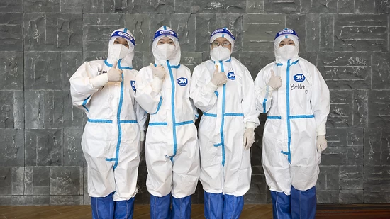 Hotel-Mitarbeiter strecken den Daumen hoch: Hinter den maskierten Helfern in Peking verstecken sich engagierte und freundliche Mitarbeitende