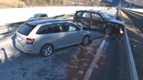 Heftiger Zusammenprall: Alle am Unfall beteiligten Autos wurden total beschädigt. Hier sind zwei davon zu sehen.