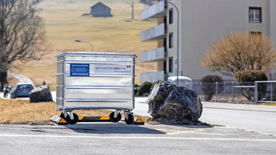 Neue Sammelstellen für den Kehricht: Die Gemeinde Glaurs stellt in den Quartieren Container hin, wie hier an der Kasernenstrasse in Glarus.