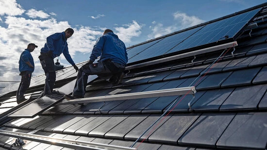 Weniger Wolken am Solarhimmel: Zwei Motionen verlangen einfachere und billigere Wege zur Fotovoltaikanlage auf dem eigenen Dach.