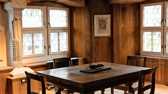 Sehr alt und doch modern: Erste Interessierte werden durch die aufwendig restaurierten Näfelser Patrizierhäuser geführt, die historische Bausubstanz mit moderner Infrastruktur vereinen. 