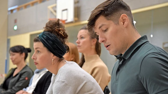 Aufmerksame Zuhörende: Ann Sophie Dürmeyer und Kirill Zolygin, in diesem Jahr Hauptdarstellerin und Hauptdarsteller auf der Walensee-Bühne.