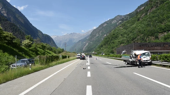 Totalschaden und Verletzte: Bei der Kollision entstanden hohe Schäden. Die beiden Beteiligten wurden verletzt.