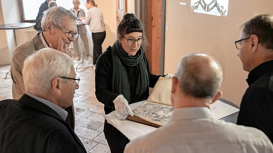 Zurück im Glarnerland: Das Fremdenbuch des Kur- und Gasthauses Richisau fasst die Sehnsüchte der zivilisationskranken Städter nach dem «Glarner Klönthal» zusammen. Am Mittwoch hat es Christa Kamm dem Museum des Landes Glarus im Freulerpalast übergeben, wo es interessiert studiert wurde.