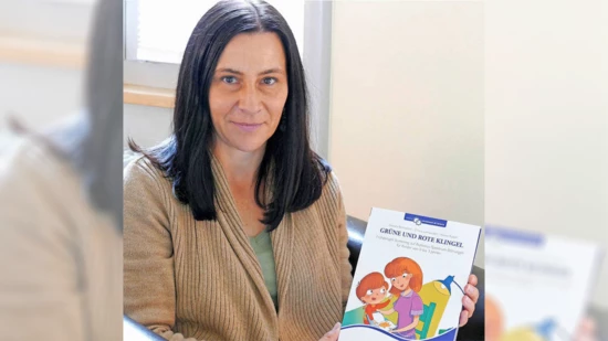 «Grüne und rote Klingel»: Erika Glaus zeigt das Manual zur Früherkennung der Entwicklungsstörung Autismus, das für alle gedacht ist, die Kleinkinder betreuen. 