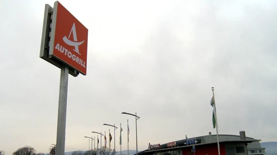 Blick auf eine Autogrill-Raststätte: Die Kette steckt in Fusionsgesprächen mit der Schweizer Dufry (Archivbild).