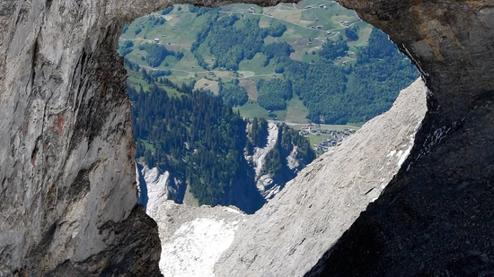 Sichtverbindung durchs Martinsloch auf Elm: Reto Gurtner liebäugelt aber noch mit einer weiteren Verbindung mit der Luftseilbahn.