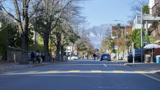 Streifkollision zwischen Motorrad und Auto: Der Töfffahrer musste einem entgegenkommenden Fahrzeug auf der Loëstrasse ausweichen und kollidierte dabei mit einem anderen Auto.