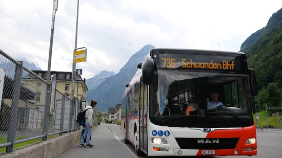 Heute eher für Pendler: Der Busbetrieb von Schwanden nach Linthal soll vom Zusatzangebot für Pendler für einige Monate im Herbst 2023 zum Normalfall werden.
