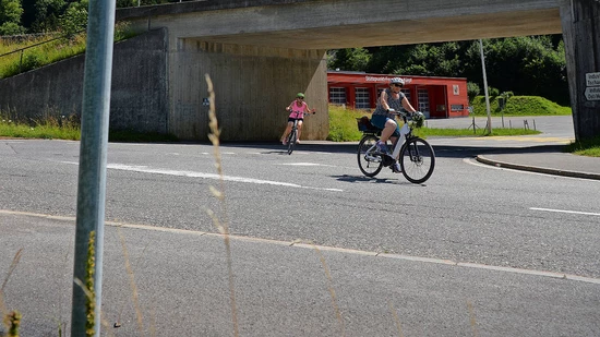 «Heute gefährlich»: Der Übergang über die Sernftalstrasse in Schwanden soll für den Velo- und Fussverkehr sicherer gemacht werden. 