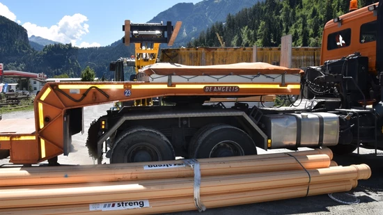 Auf die falsche Seite: Das Rohrpaket rutschte beim Entladen von der Gabel des Pneuladers und traf dabei einen Arbeiter.