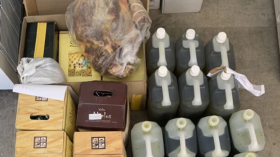 48 Kilogramm Fleisch, 90 Liter Öl und 88 Liter Wein fanden die Zollbeamten im Lieferwagen.