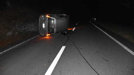 Selbstunfall: Der 27-jährige Autofahrer geriet auf die Gegenfahrbahn und über den bergseitigen Strassenrand hinaus. Das Auto kam schliesslich auf der Fahrbahn zum Stillstand.