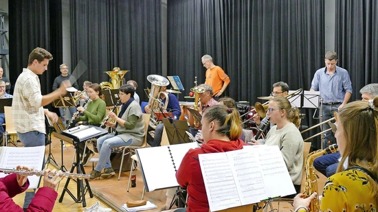 Im Endspurt: Die Harmoniemusik unter Dirigent Hans-Ueli Landolt übt fleissig für das Jahreskonzert, das mit einem Theaterstück kombiniert wird.