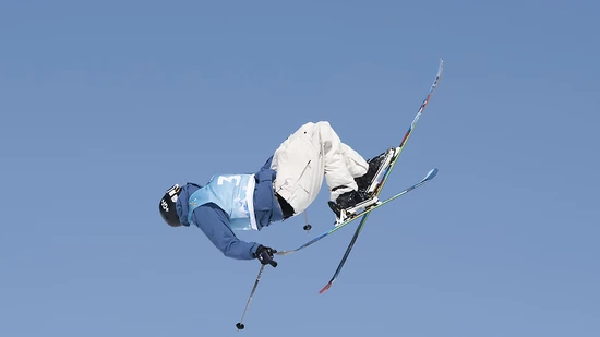 Andri Ragettli wirbelt zum Saisonauftakt erfolgreich durch die Luft.