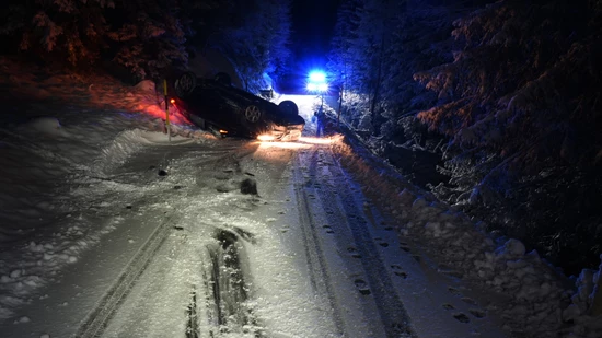 Rund 20 Minuten eingeklemmt: Ein Autofahrer kollidierte in Malix mit einer Böschung, anschliessend kippte das Auto auf das Dach.