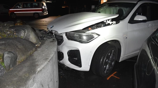 Frontalkollision: Ein 58-jähriger Autofahrer prallt unter Alkoholeinfluss mit einer Mauer zusammen. Er war nicht angegurtet und hat sich schwer am Gesicht verletzt.