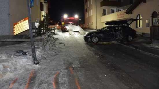 Zusammenstoss: Ein 16-Jähriger wollte mit seinem Kollegen eine Spritztour unternehmen. In Zuoz verlor er die Kontrolle über das Auto seines Vaters.