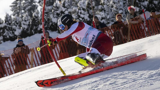 Der österreichische Lokalmatador Manuel Feller führt im Slalom von Kitzbühel
